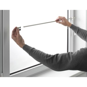 Montage der weißen Gardinia Klemmstange Press&Go (50-80 cm) am Fenster.