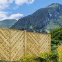 Grüner Kiefernholzzaun mit diagonalem Muster im Garten. KDI Gartentor Vario 100x180 cm, stabil.