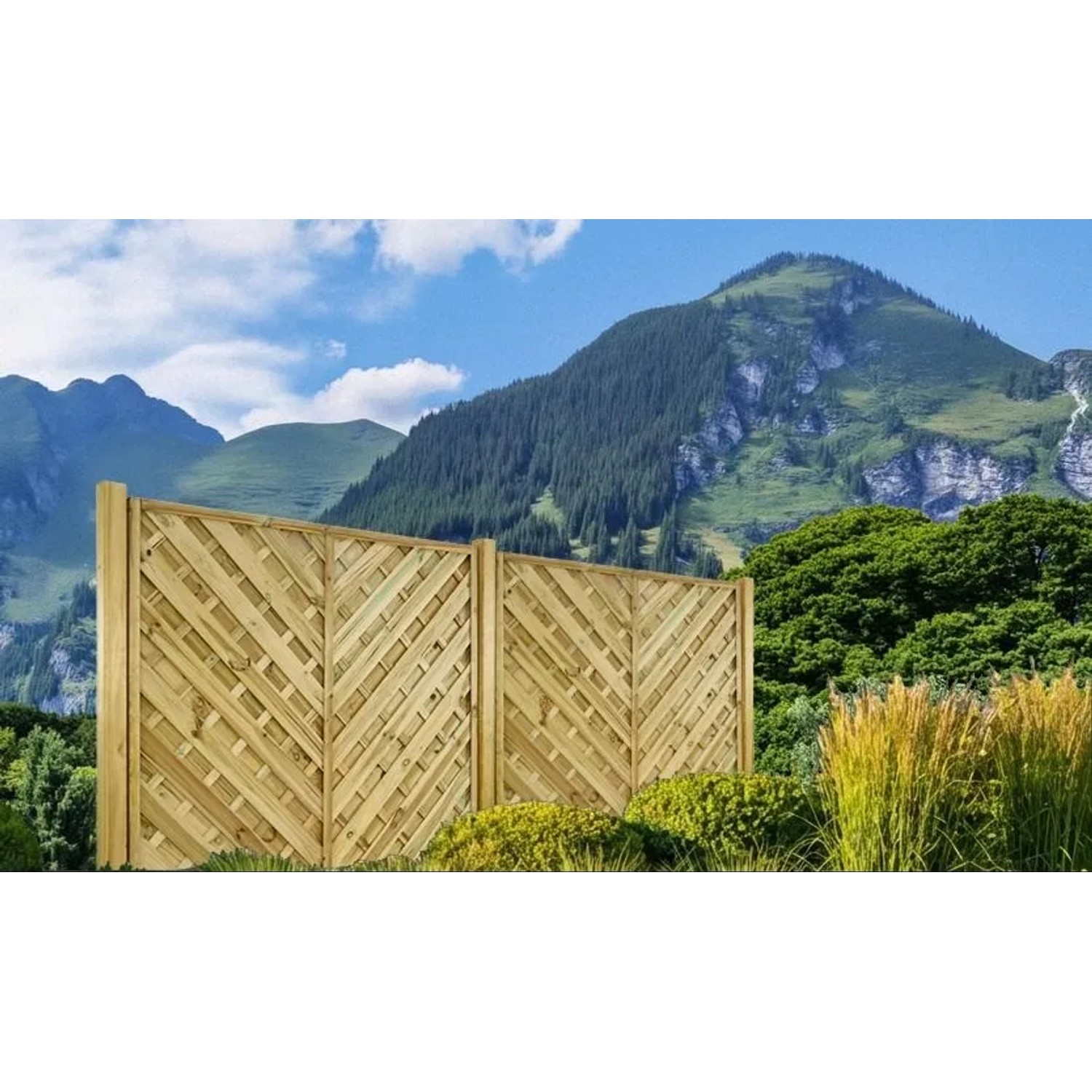 Grüner Kiefernholzzaun mit diagonalem Muster im Garten. KDI Gartentor Vario 100x180 cm, stabil.