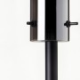 Detailaufnahme: Moderne Tischleuchte Glasini, schwarz matt, mit Rauchglas-Schirm und Schalter.