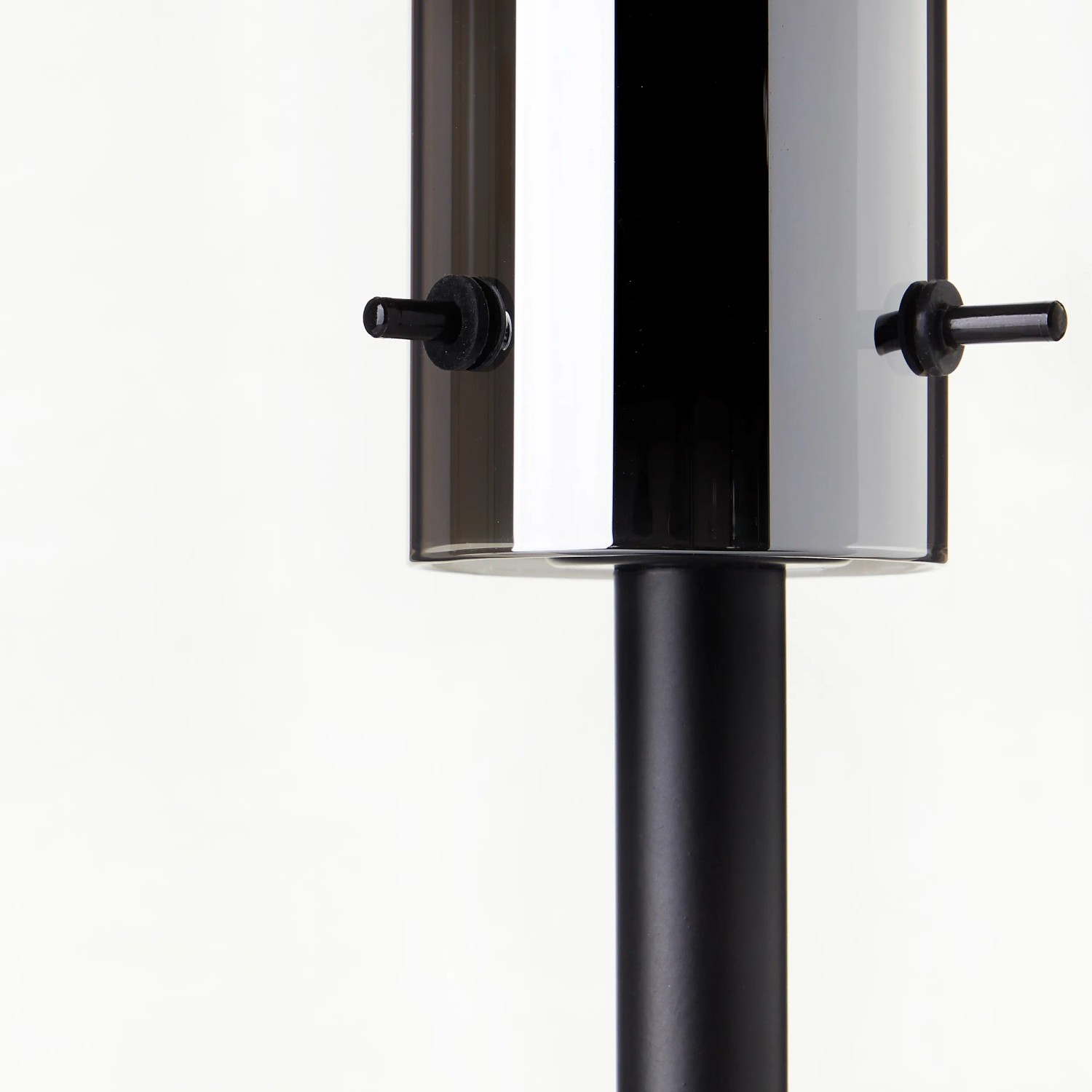 Detailaufnahme: Moderne Tischleuchte Glasini, schwarz matt, mit Rauchglas-Schirm und Schalter.