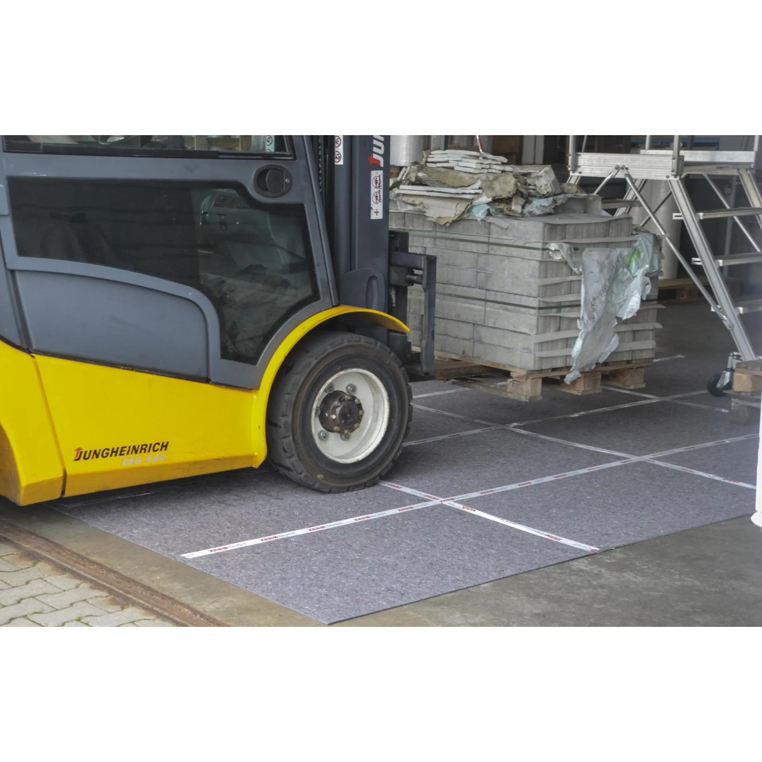Robuste Vliesfaserplatten als Schutz für Böden bei Bauarbeiten, mit Gabelstapler.