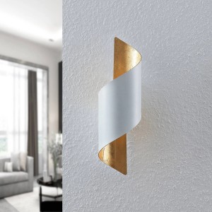 Moderne, weiße Lindby Wandleuchte Desirio aus Metall für Innenräume. Goldene Akzente.