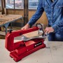 Einhell Dekupiersäge TC-SS 406 E in Nutzung: Rote Säge beim Bearbeiten eines Werkstücks.