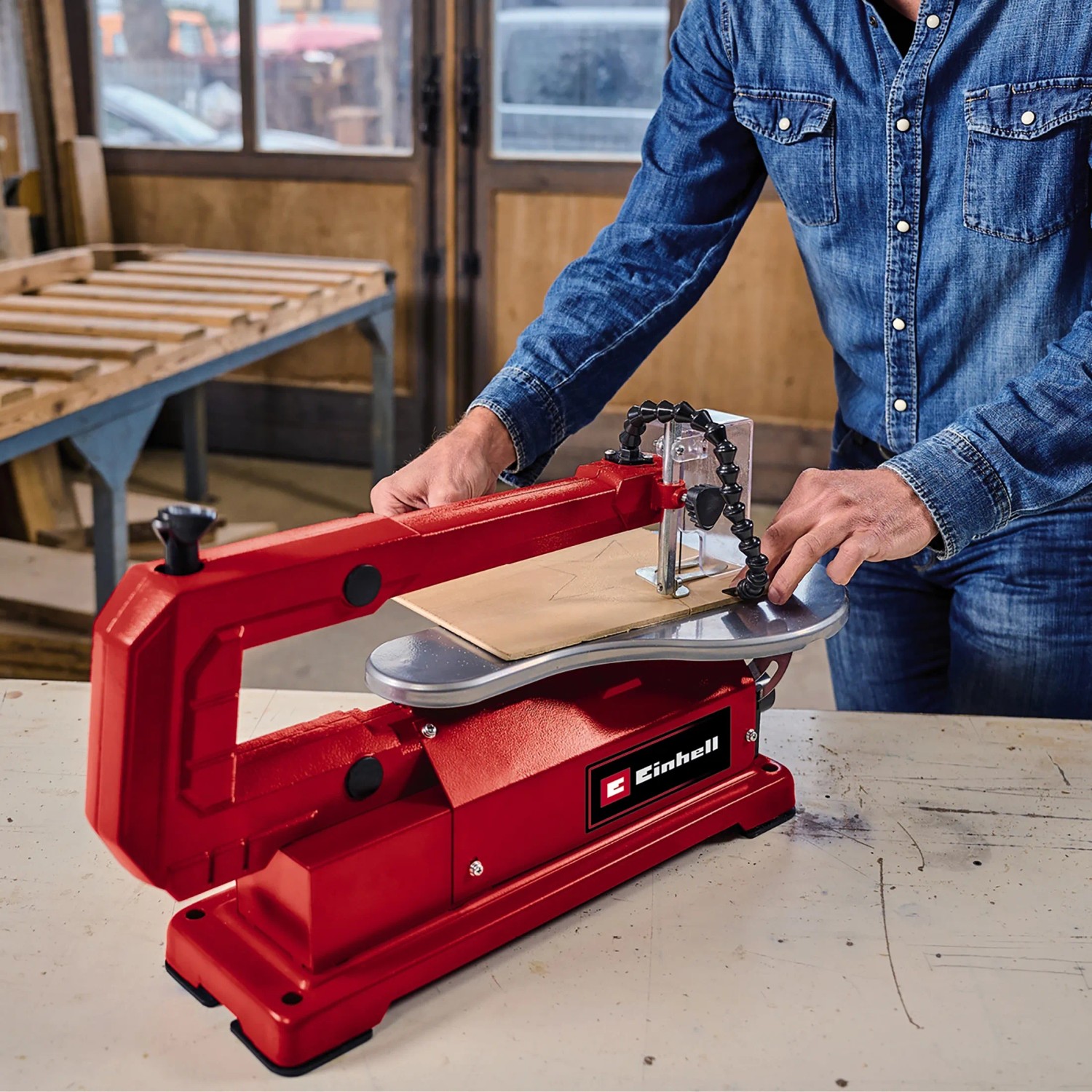 Einhell Dekupiersäge TC-SS 406 E in Nutzung: Rote Säge beim Bearbeiten eines Werkstücks.
