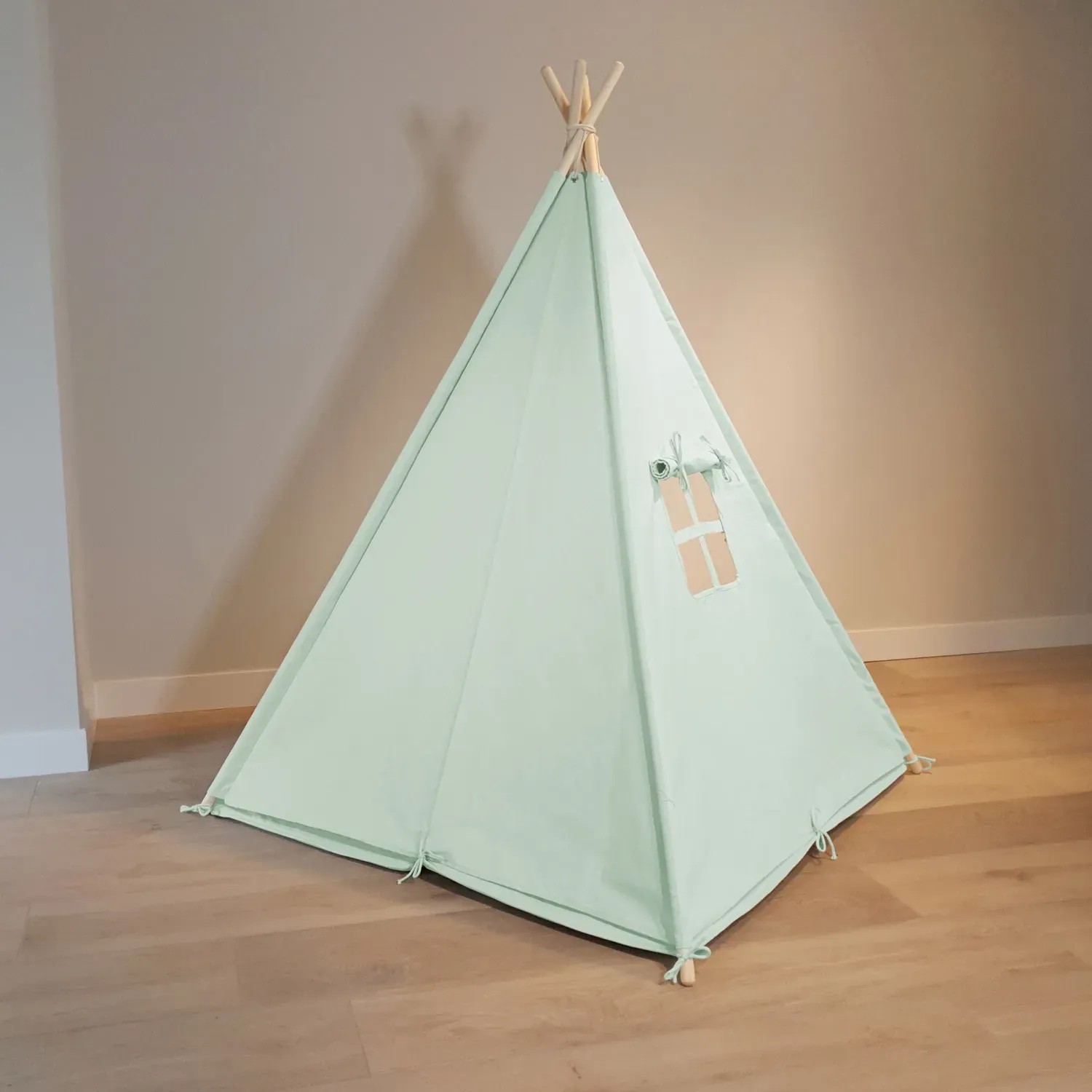 Pastellgrünes Sunny Tipi Zelt Alba mit Fenster, 120x120x160 cm, für Spiel & Spaß im Kinderzimmer.