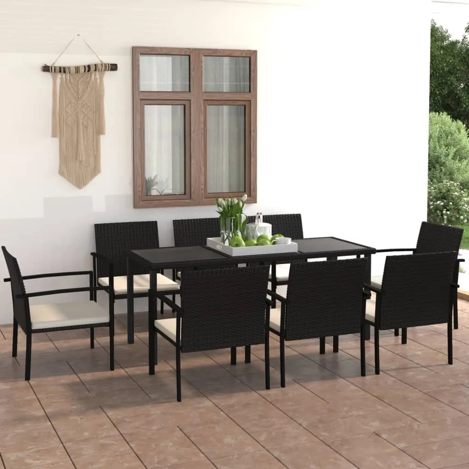 Schwarze 9-tlg. Garten-Essgruppe aus Rattan mit Tisch und Stühlen mit cremefarbenen Kissen.