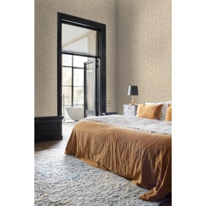 ESTAhome Vliestapete mit Leopardenmuster in Beige-Braun im Schlafzimmer.