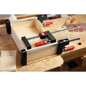 Bessey UniKlamp UK 600/80 Korpuszwinge beim Verleimen eines Holzrahmens.