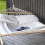 Weiße ebuy24 Anini Hängematte mit Kissen und Holzgestell für den Garten.