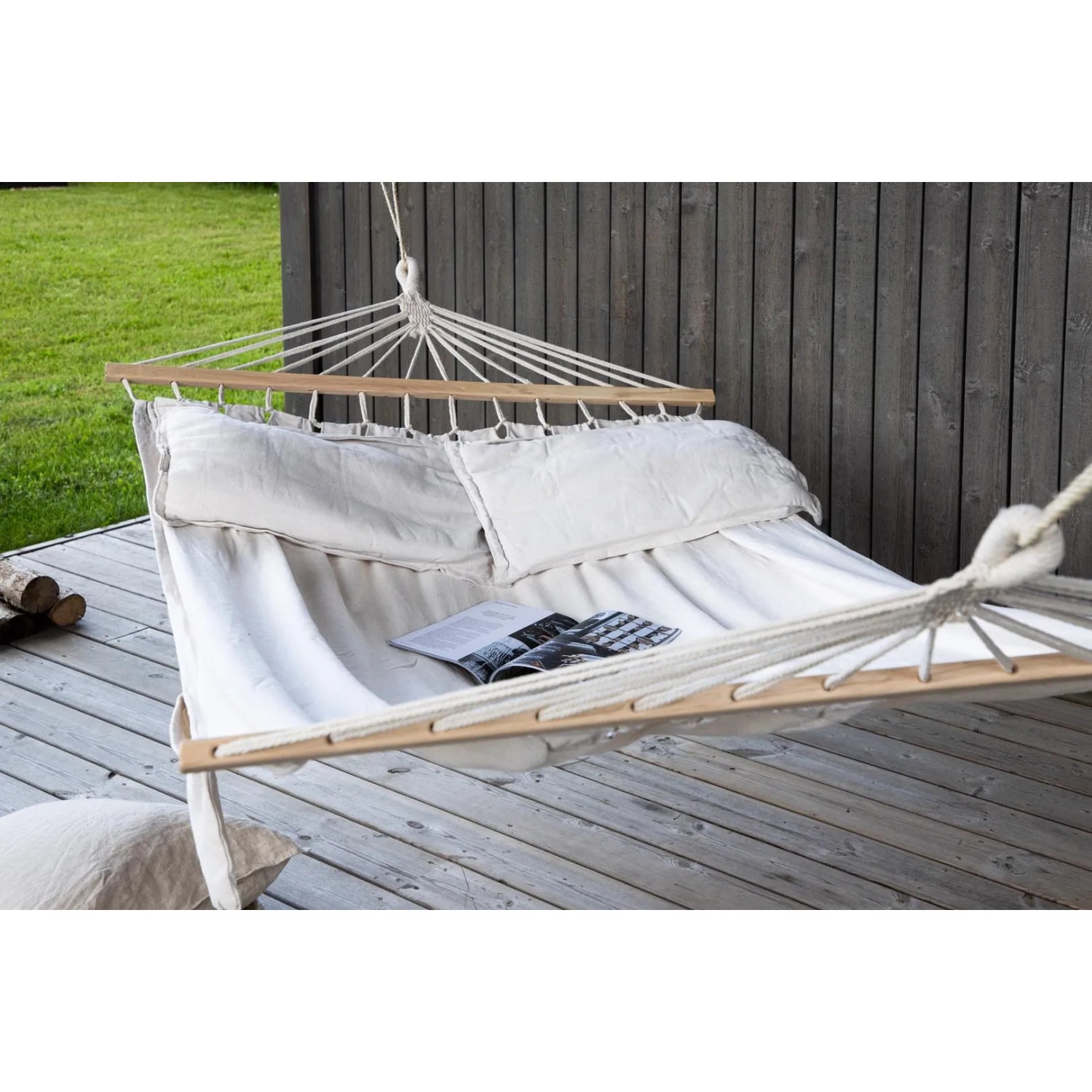 Weiße ebuy24 Anini Hängematte mit Kissen und Holzgestell für den Garten.