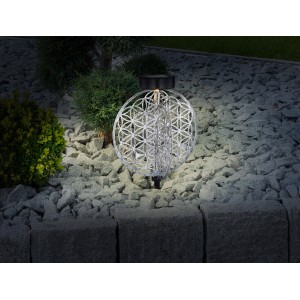Silberne Globo LED Solar-Kugel Leuchte mit Erdspieß im Garten.