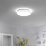 Weiße LED-Deckenleuchte Jupiter, Ø 35 cm, mit Sternenhimmel-Optik an der Decke montiert.