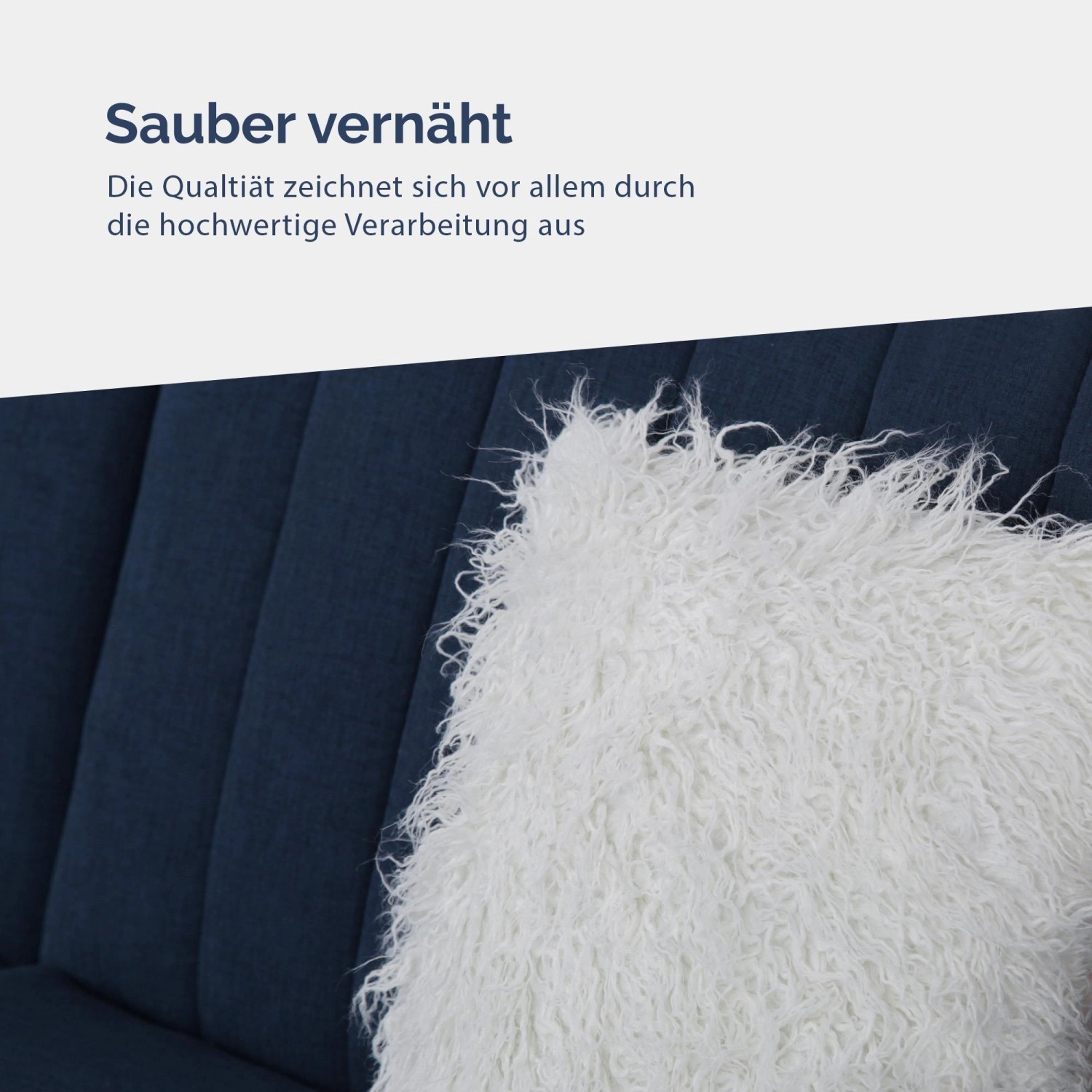 Weißes Bestlivings Dekokissen Langhaar (50x50 cm) auf blauem Sofa. Flauschiges Zierkissen für Wohnzimmer und Garten.