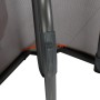 Detailaufnahme der grauen Portal Campingliege Kevin XXL, Fokus auf Gestell und Verbindungselemente.