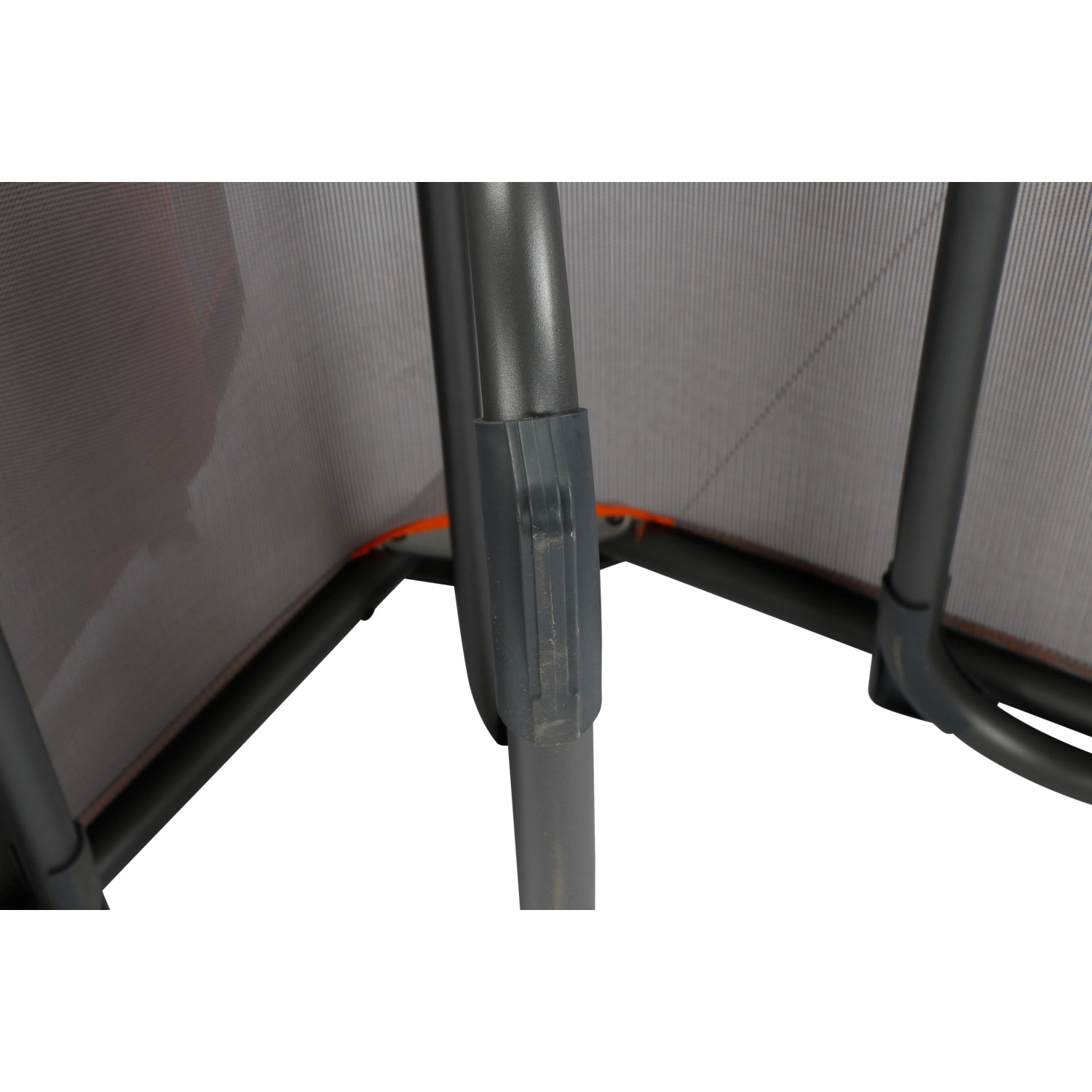 Detailaufnahme der grauen Portal Campingliege Kevin XXL, Fokus auf Gestell und Verbindungselemente.