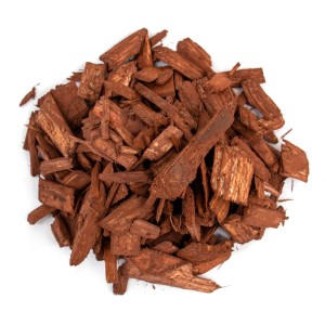 Nahaufnahme von Bevermann Premium Holzdekor Braun, 50 l Dekormulch aus braun gefärbten Holzschnitzeln.