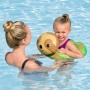 Kind mit Bestway Schwimmring Faultier im Pool. Offener Schwimmring Floating Friends ab 2 Jahren.