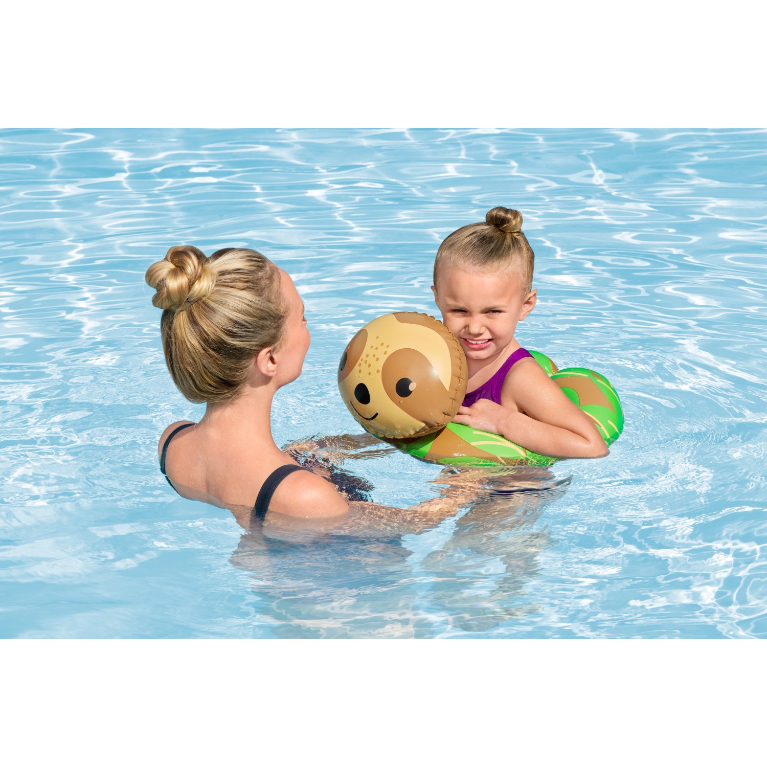 Kind mit Bestway Schwimmring Faultier im Pool. Offener Schwimmring Floating Friends ab 2 Jahren.