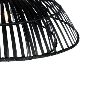 Detailaufnahme der orientalischen Bogenlampe Pua mit schwarzem Bambusschirm.