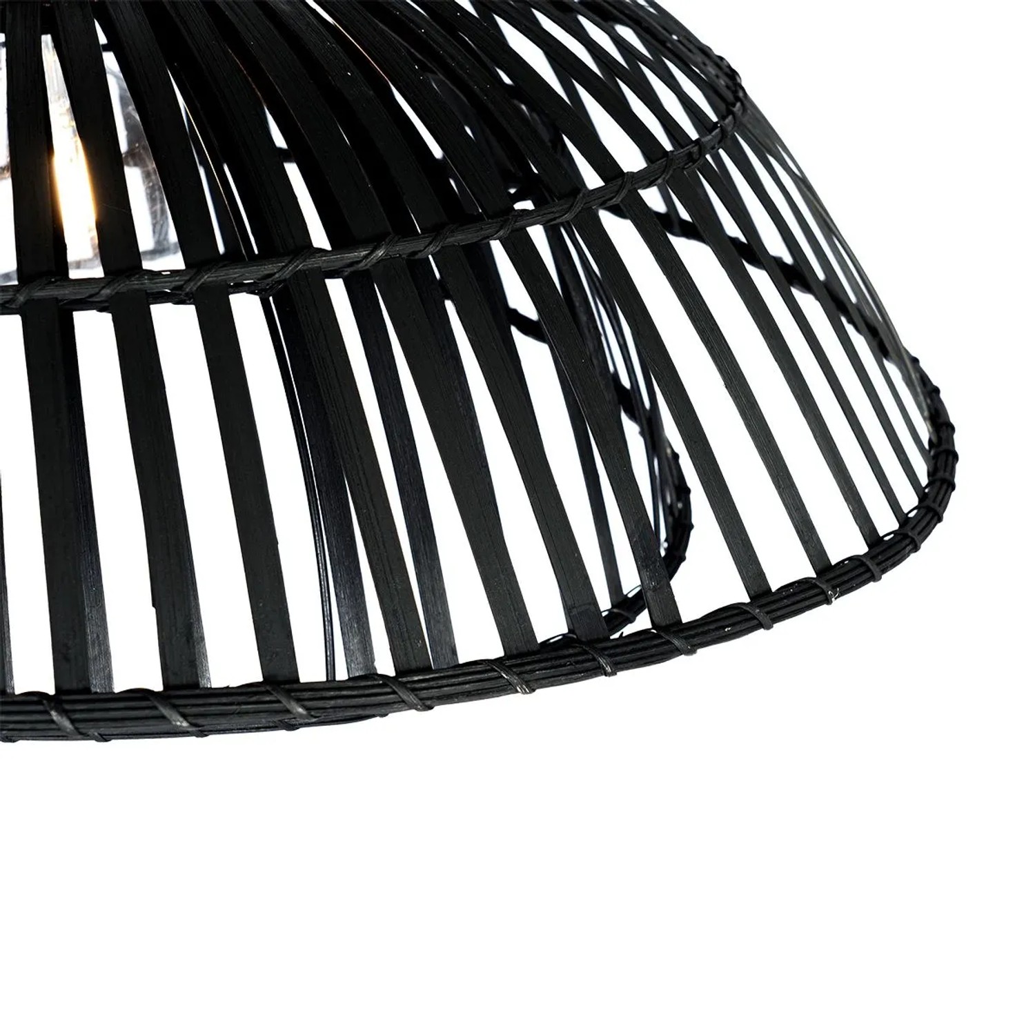 Detailaufnahme der orientalischen Bogenlampe Pua mit schwarzem Bambusschirm.