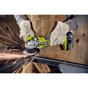 Ryobi Akku-Winkelschleifer RAG18BL-0 in Aktion beim Schleifen von Metall, Funken fliegen.