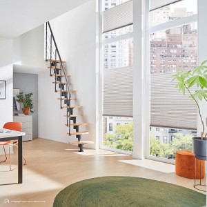 Treppen Intercon Alpha Mittelholmtreppe mit 11 Buchenholzstufen und anthrazitfarbenem Metallgeländer in hellem Wohnraum.