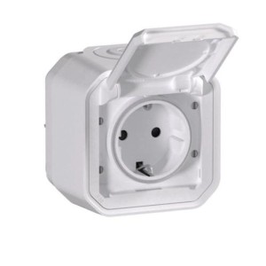 Weiße Plexo New AP Schutzkontakt-Steckdose IP44 mit geöffnetem Klappdeckel. Ideal für Feuchträume.