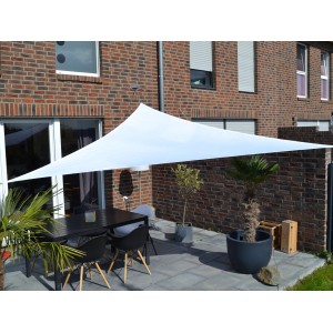 Hell silbergraues Dreiecksonnensegel 360 cm über einer Terrasse mit Tisch und Stühlen.