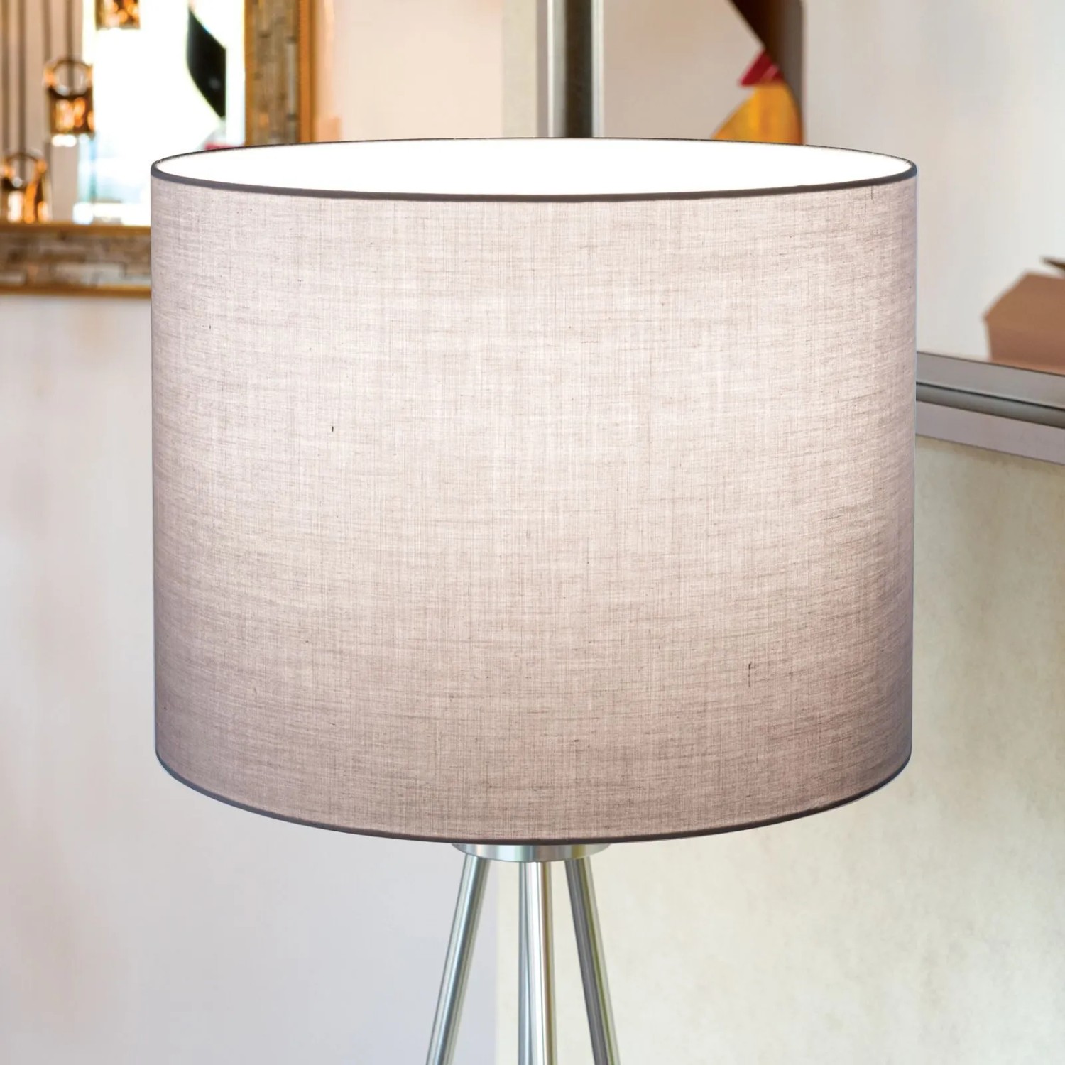 Runder grauer Stoff-Lampenschirm (Ø 40 cm, H 30 cm) für E27-Fassungen auf einem Lampenfuß. Diffuses Licht.
