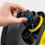 Detailaufnahme: Hand wechselt Spule am Kärcher Akku-Rasentrimmer LTR 18-30 Battery.