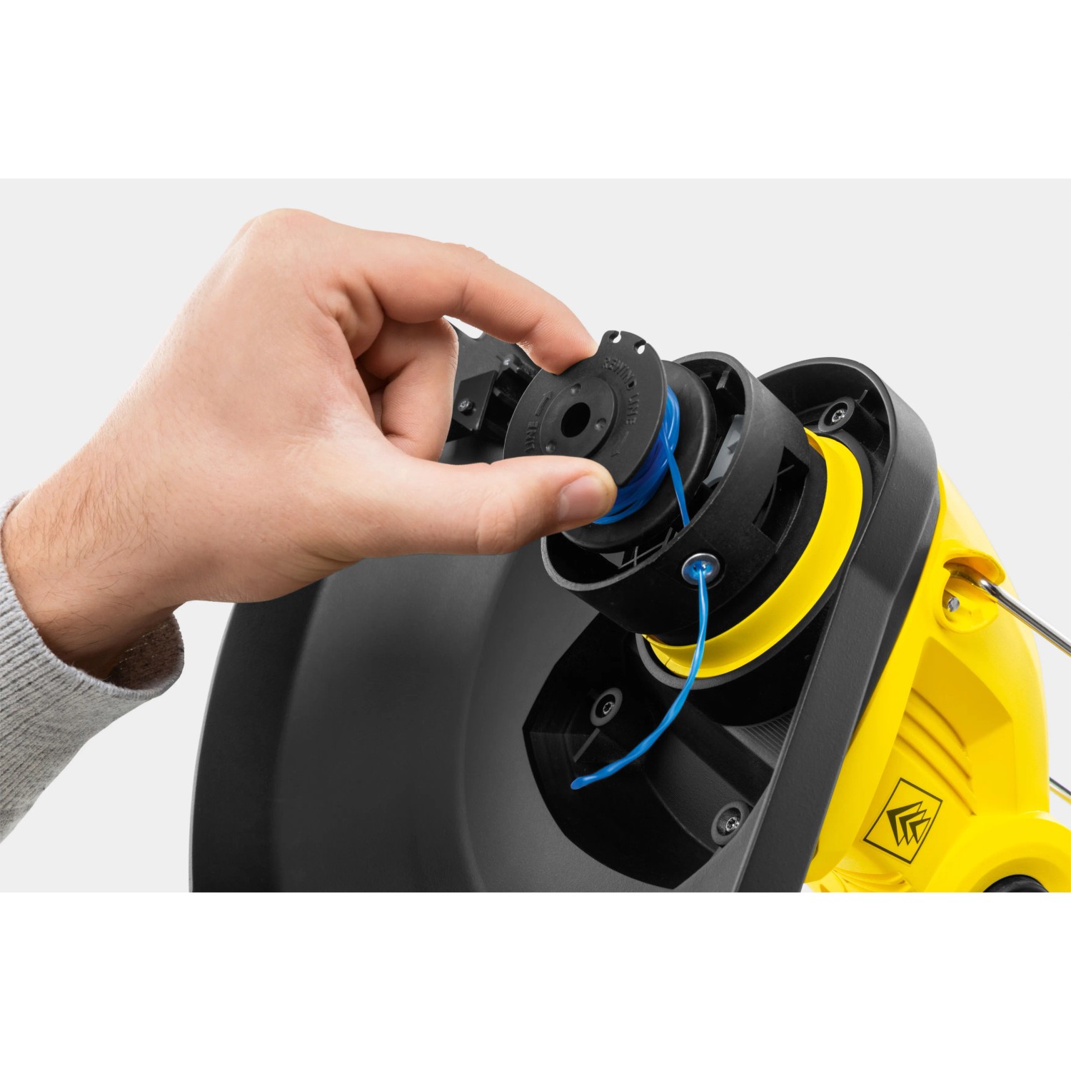 Detailaufnahme: Hand wechselt Spule am Kärcher Akku-Rasentrimmer LTR 18-30 Battery.