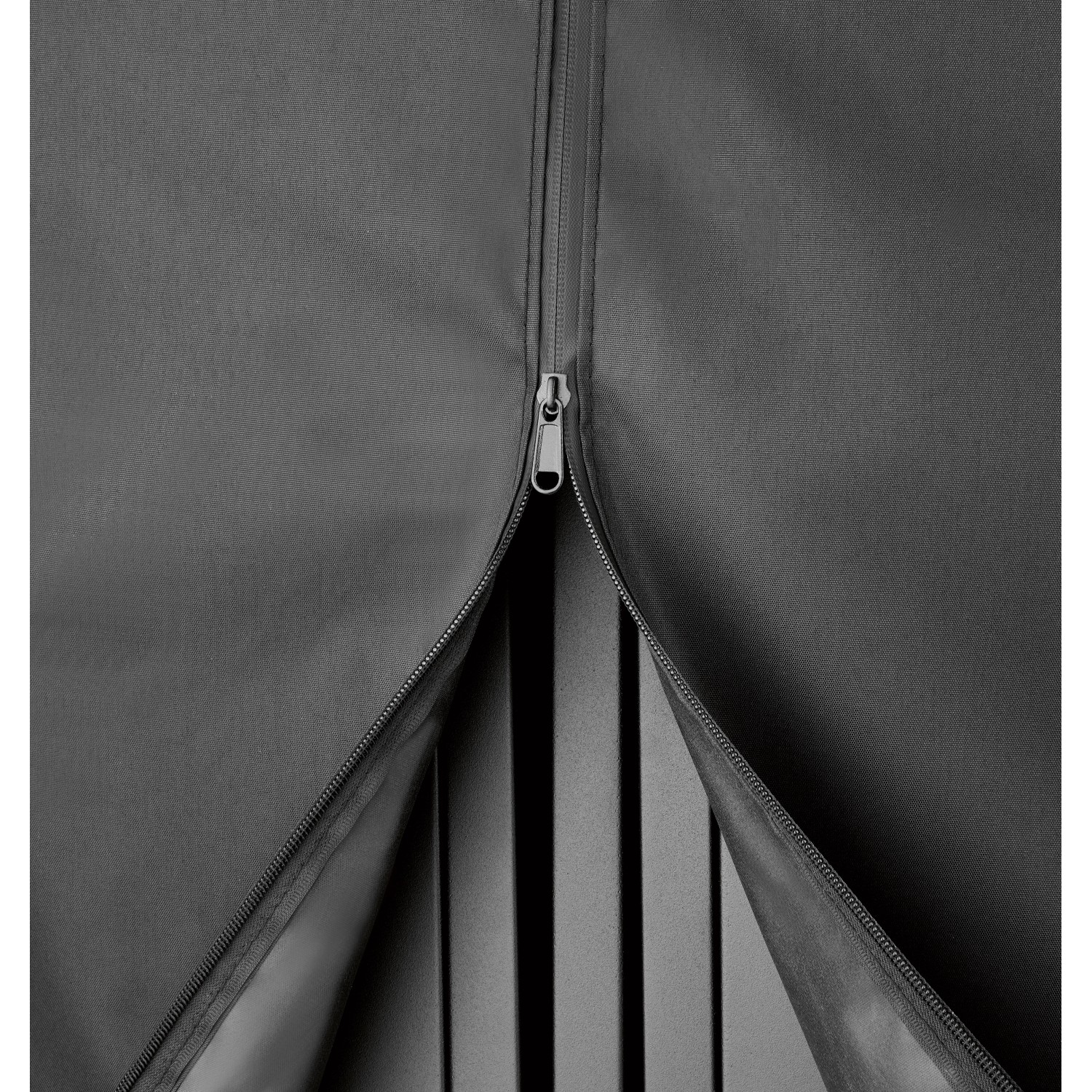 Detailaufnahme: Graue Jamestown Grill-Abdeckhaube mit Reißverschluss für 6-Brenner Gasgrill.