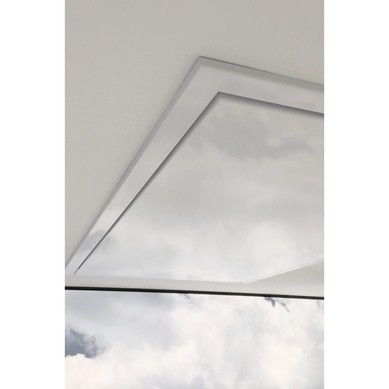 Geschlossene, weiße Minka Dachbodentreppe Type 1 Passiv Plus (130x70 cm) in der Decke.