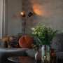 Moderne, schwarze 2-flammige Stehlampe Carmen von QAZQA im Wohnzimmer.