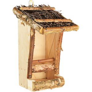 Kleine Vogelfutterstation aus Holz mit Reisigdach für Wildvögel.
