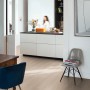 Heller Wohnraum mit Egger Designboden Aquadura+ Victoria Eiche Hellbraun.