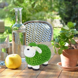 Grüne Relaxdays Gartenfigur Schaf aus Polyresin mit lächelndem Gesicht und texturiertem Fell auf Holztisch. Dekorative Tierfigur.
