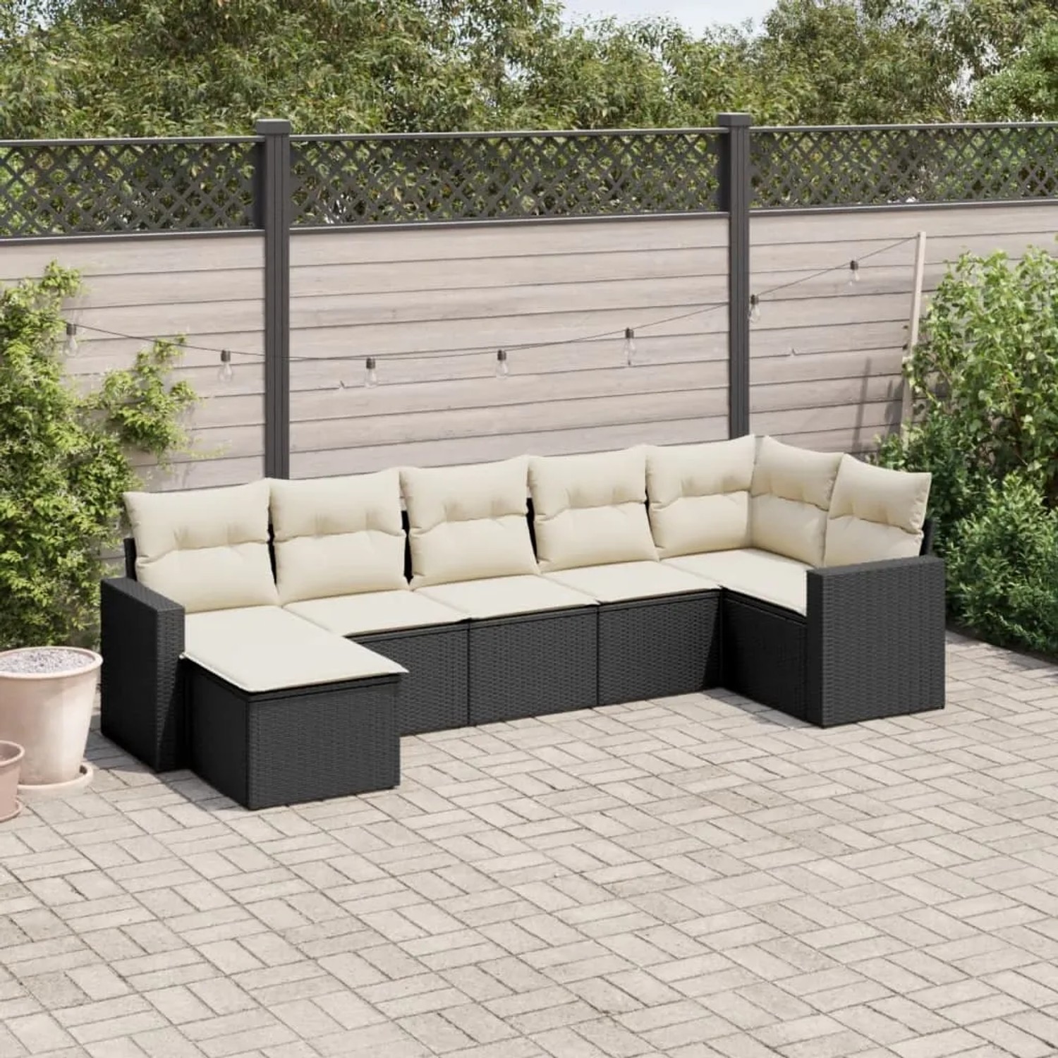Schwarze 7-tlg. vidaXL Garten-Sofagarnitur aus Poly Rattan mit cremeweißen Kissen.