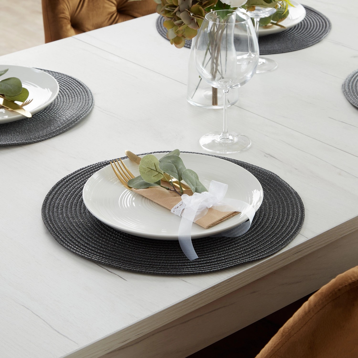 Homestyle4u Essgruppe: Weißer Tisch mit Gedeck und braunen Stühlen.