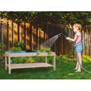Axi Sand- und Wassertisch mit 3 blauen Behältern und Kind beim Gießen im Garten.