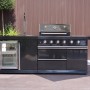 Buschbeck Outdoorküche Cambridge mit Gasgrill, Spüle und Getränkekühlschrank in Schwarz.