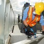Bosch Professional Akku-Kreissäge GKM 18 V-50 im Einsatz beim Sägen von Metallprofilen.