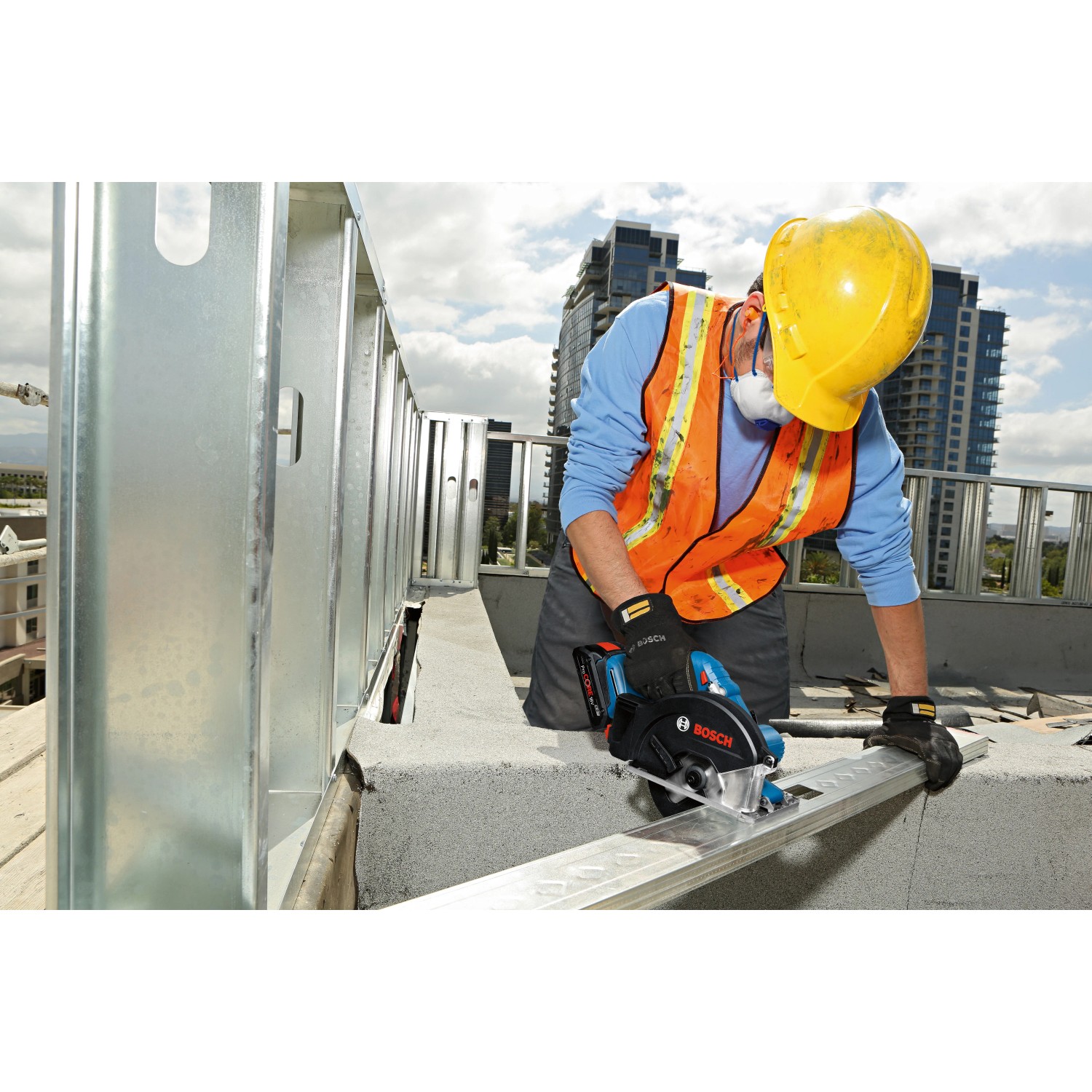 Bosch Professional Akku-Kreissäge GKM 18 V-50 im Einsatz beim Sägen von Metallprofilen.