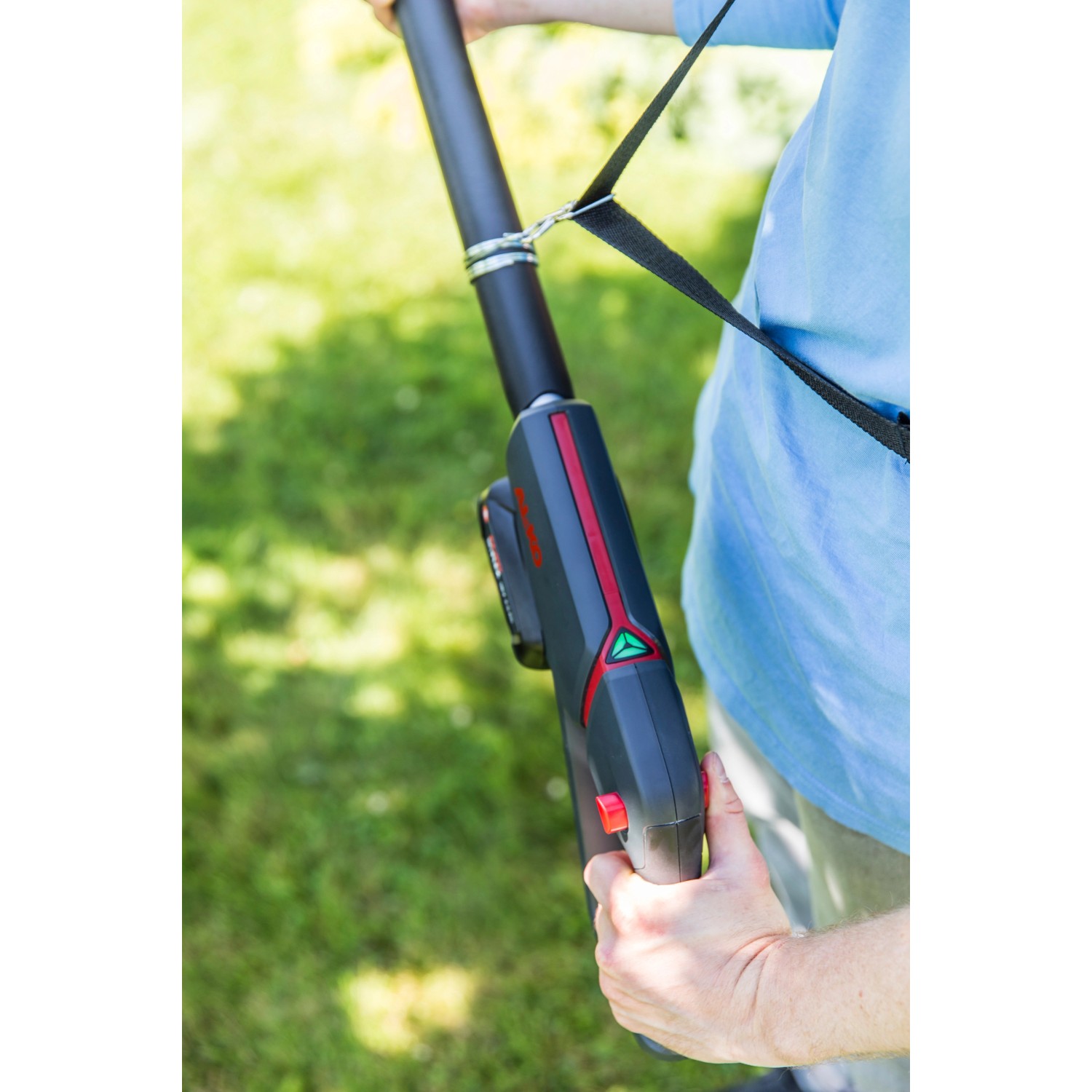 Al-Ko Akku-Hochentaster CSA 1820 mit Akku und Tragegurt in Nutzung.