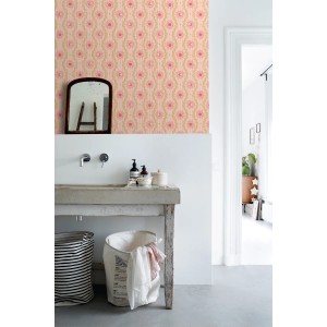 ESTAhome Vliestapete mit Retro-Ornamenten in Rosa, Rot, Grün. Dekorative Tapete an einer Wand mit Spiegel.
