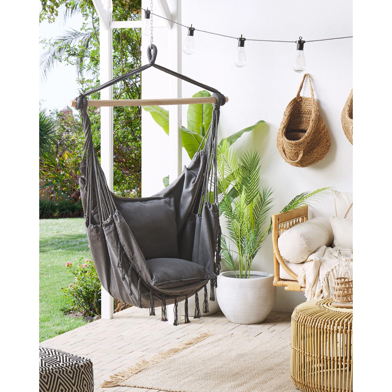 Grauer Beliani Hängesessel (152x122x152 cm) mit Kissen für Innen und Außen.