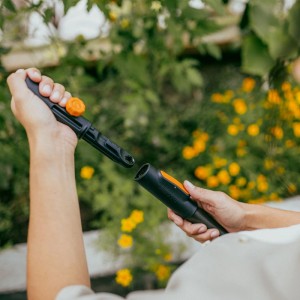 Fiskars Universal Adapter OneClick, orange-schwarz, zum Verbinden von Werkzeugköpfen mit Stielen.