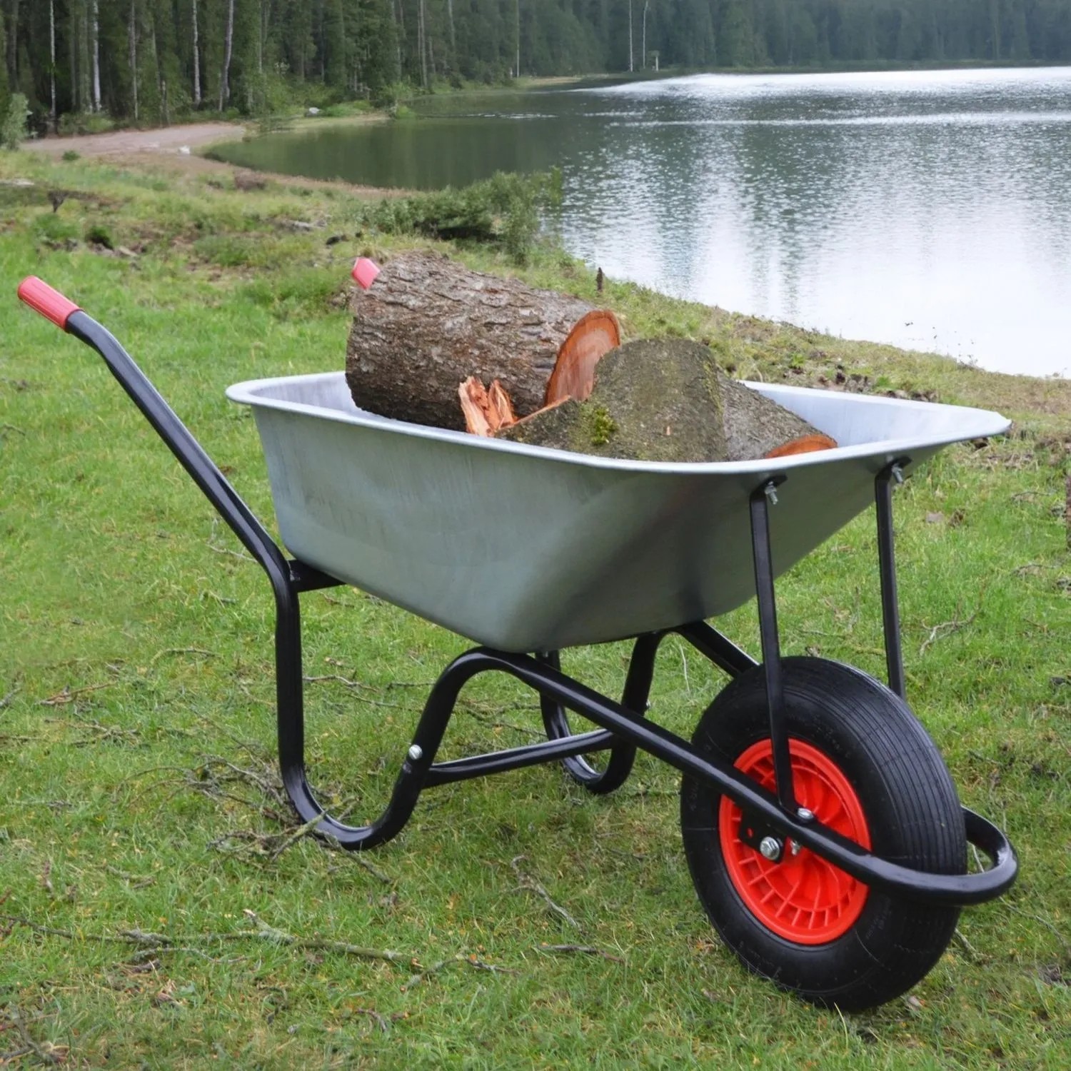 Garmio Schubkarre mit Holzstämmen. 85 Liter, 160 kg Tragkraft, verzinkte Wanne, Luftreifen.