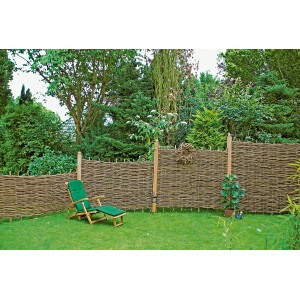 T & J Haselnusszaun Pablo, 180x180 cm, im Garten mit Liegestuhl. Sichtschutz aus Naturmaterial.
